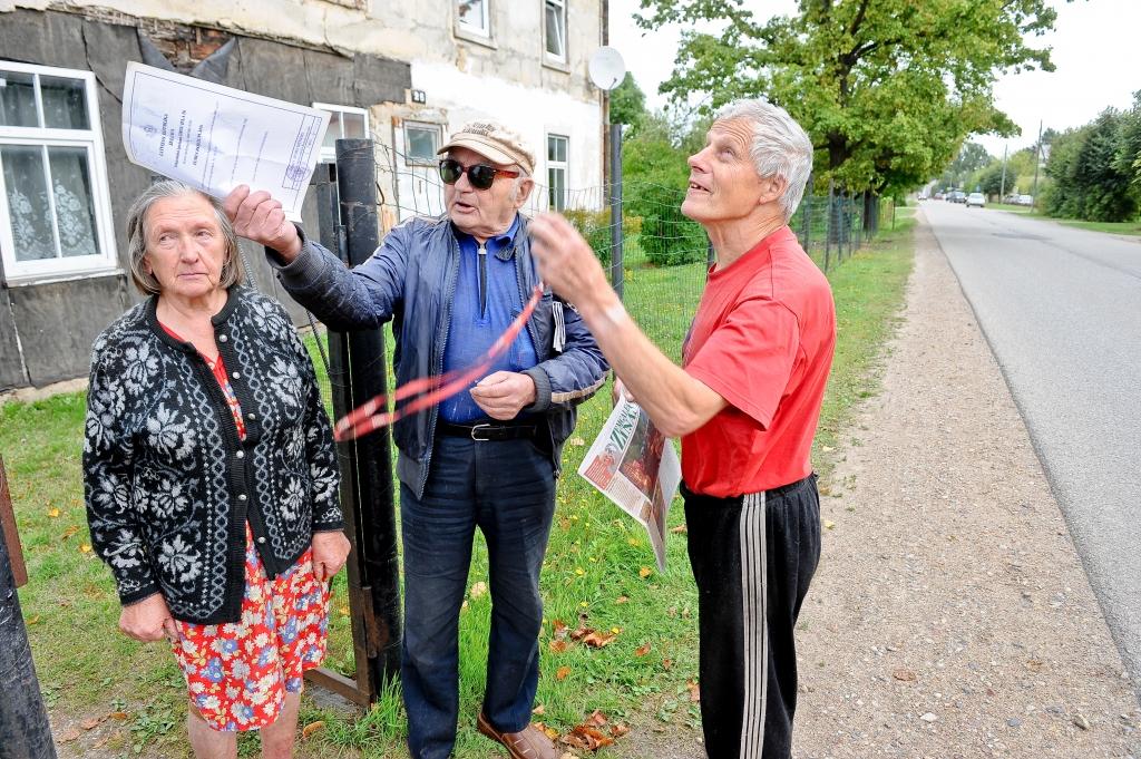 Topošā Zirgu ielas ietve piespiež pie sienas 26.nama sētu (FOTO)