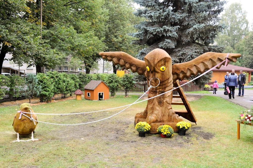 Baltu pasaku tēli atdzīvināti koka skulptūrās (FOTO)