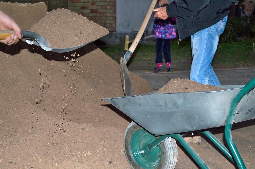 Bedres pagalmā aizber pašu spēkiem (FOTO)
