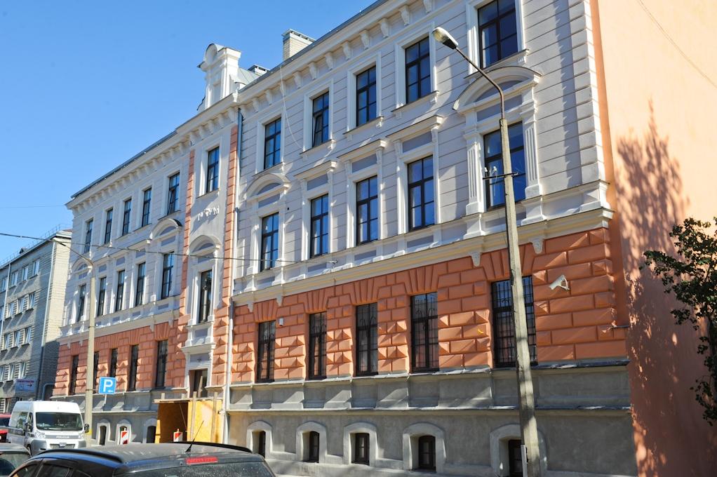 Policijas ēka Pētera ielā atgūst vēsturiskās krāsas (papildināts ar VP foto)