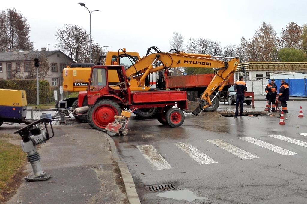 Maģistrālā ūdensvada avārijas dēļ bez ūdens paliek ap desmit piecstāvu māju