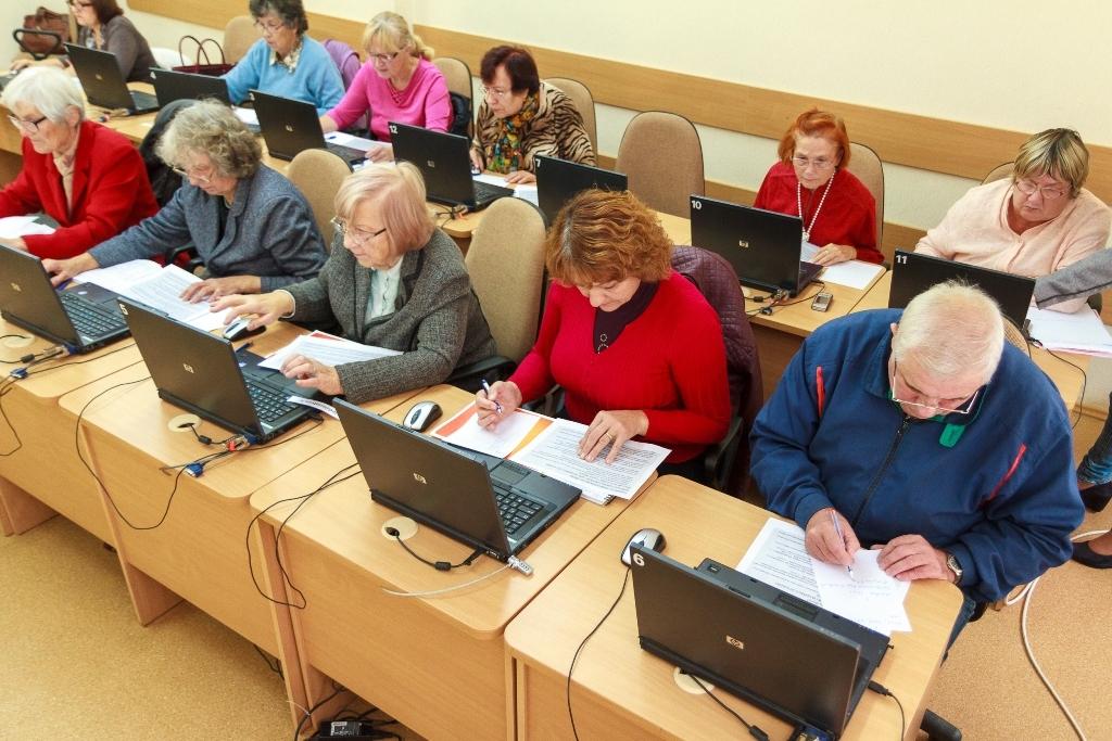 Par 150 datorprasmēs izglītotiem senioriem vairāk