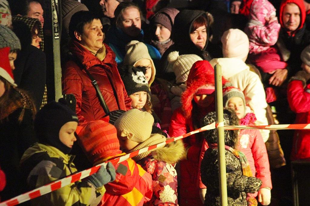 Iedegta pilsētas egle (FOTO)
