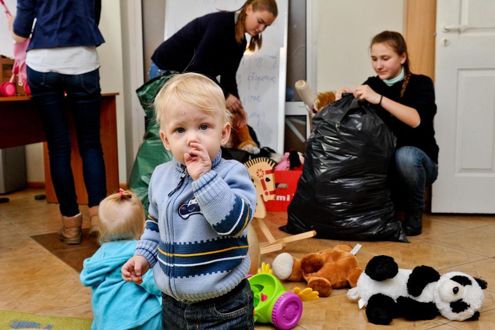 Projektā «Palīdzi trūcīgiem mazuļiem» dāvina ne tikai autiņbiksītes (FOTO)