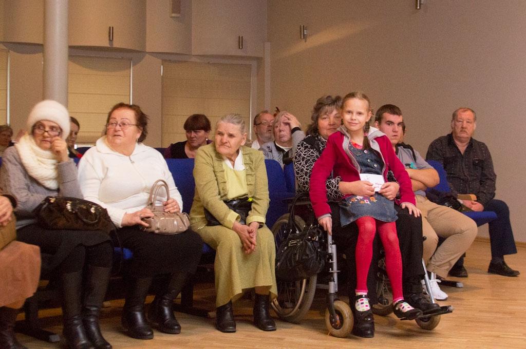 FOTO: Cilvēki ar īpašām vajadzībām tiekas starptautiskajā invalīdu dienā