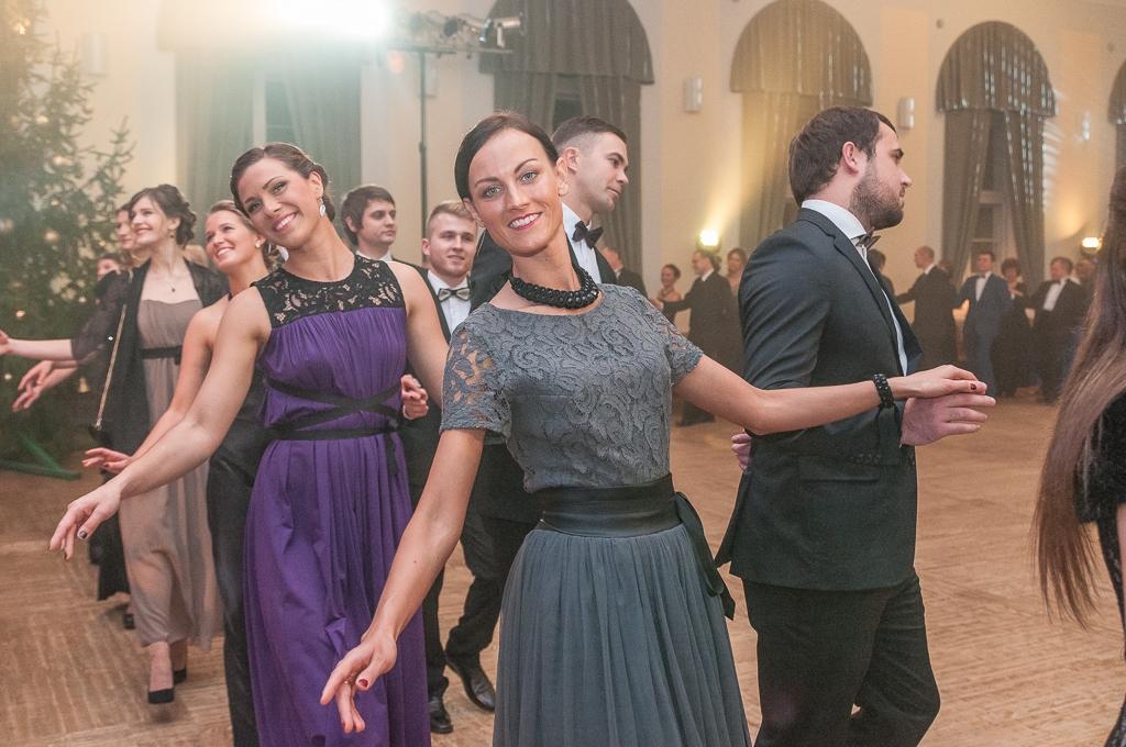FOTO: Pilī aizvadīta 30. Ziemassvētku balle