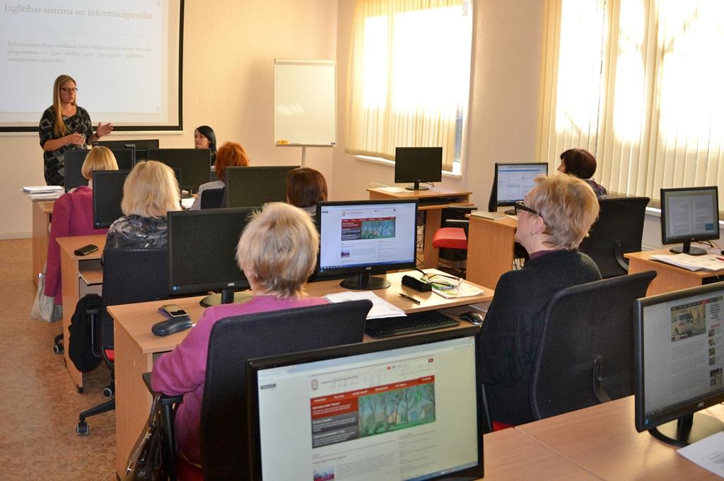 Pilnveido zināšanas informācijas resursu izmantošanā
