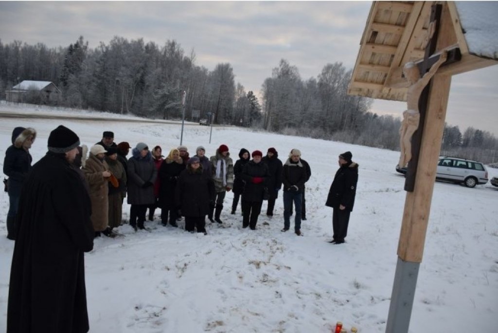 Netālu no Daudzevas apļa uzstāda krucifiksu