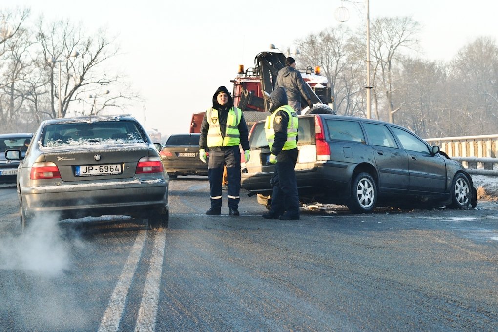 Uz Lielupes tilta avarējušās četras automašīnas sarežģī satiksmi (FOTO)