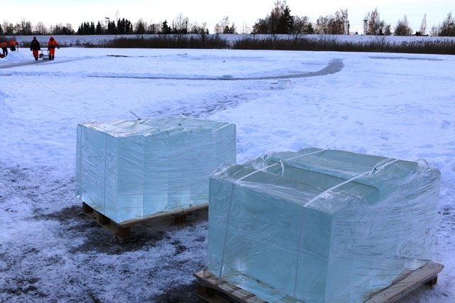 Jau zāģē ledu garākajam ledus slidkalniņam (FOTO)