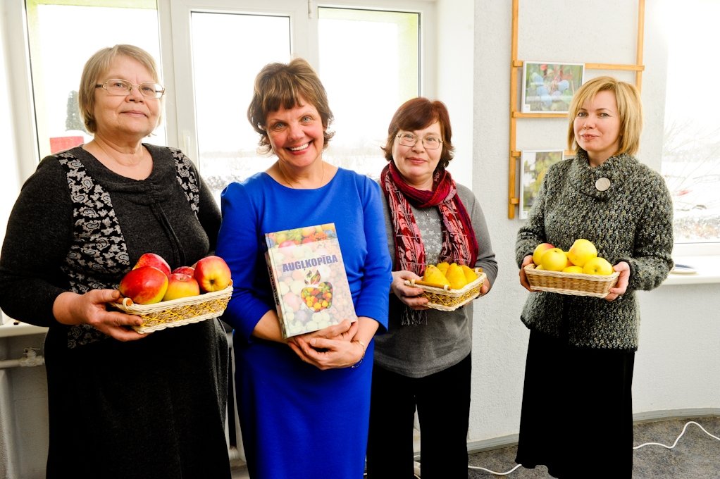 Vienā dobē ar ‘Balto dzidro’ – persiki un plūškoki (FOTO)