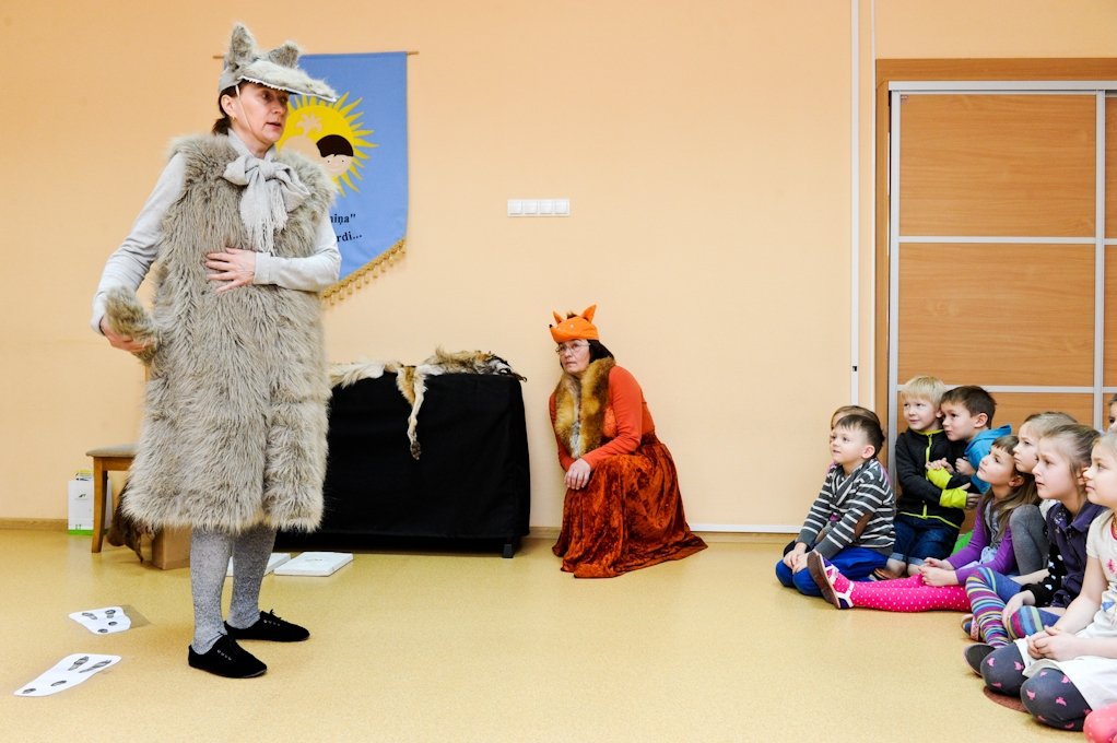 Bērnudārzā «Gaismiņa» Lapsa un Vilks stāsta un rāda, kas mežā notiek ziemā (FOTO)