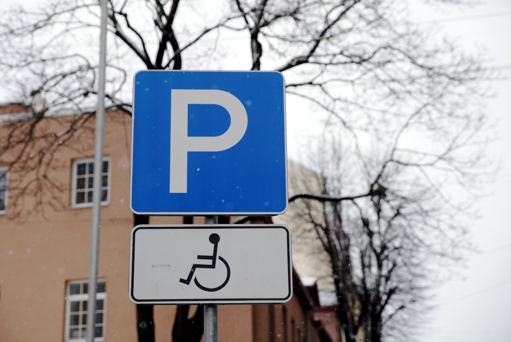 Nelegālais invalīdu karšu bizness: aizturēti karšu izgatavotāji un «izīrētāji»