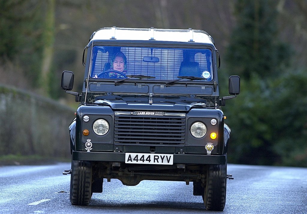 Pēc teju septiņām dekādēm pārtrauc ražot ikonisko Land Rover Defender