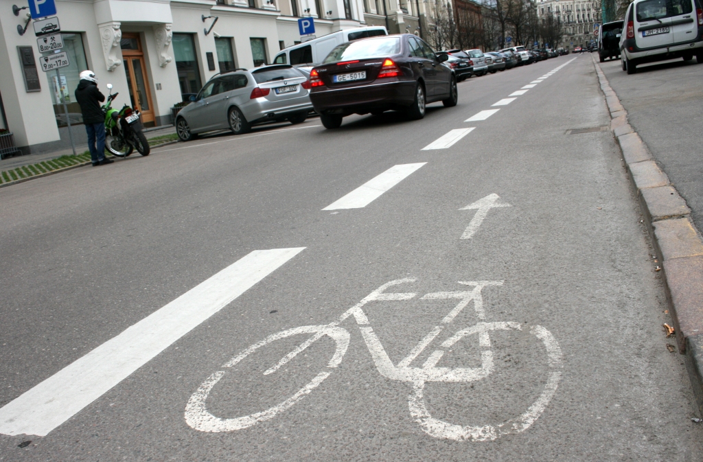 Pētījums: Velojoslas trūkst uz Brīvības ielas un Rīgas tiltiem