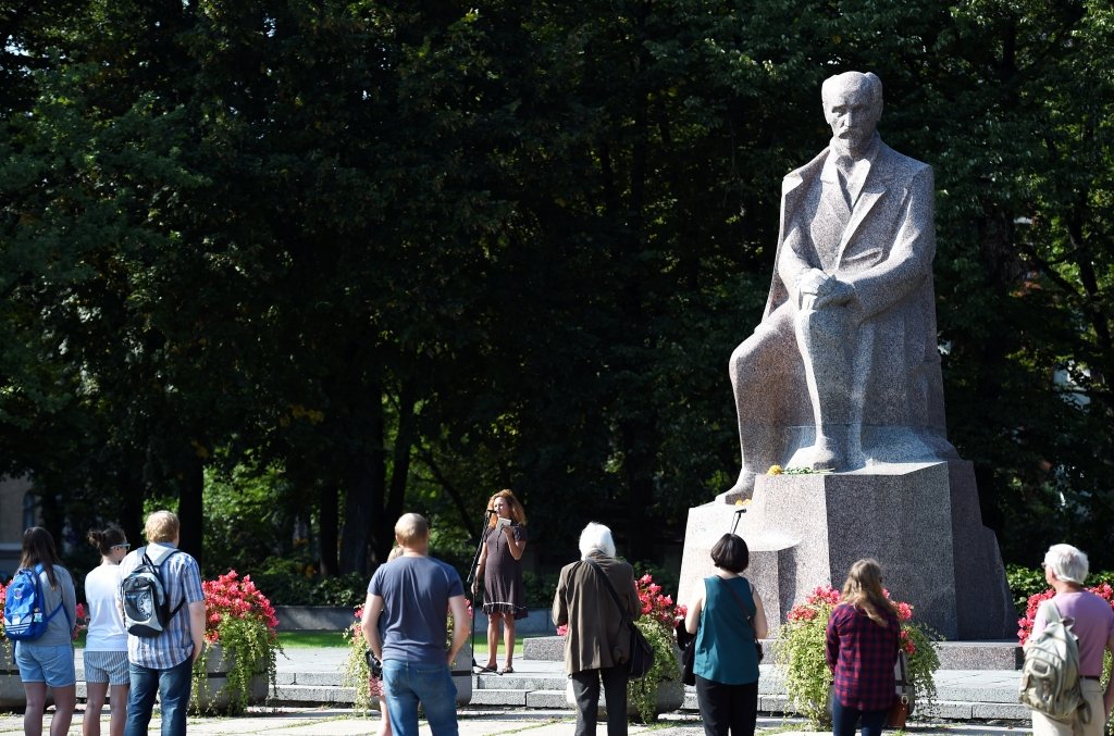 FOTO: Dzejas lasījumus pie Raiņa pieminekļa klausās ap 200 cilvēku
