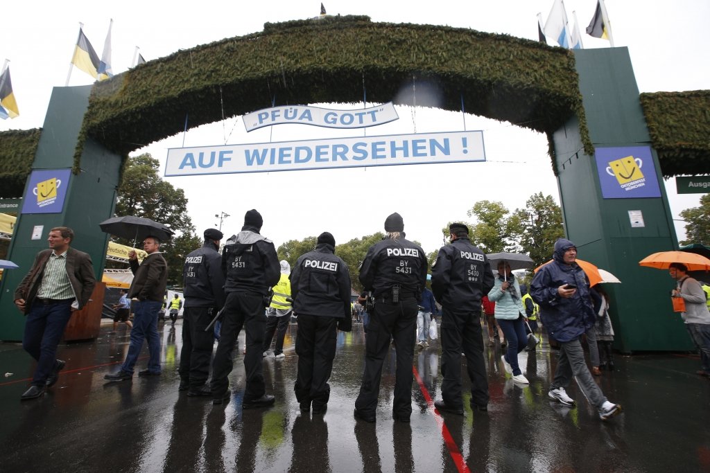 FOTO: Vācijā pastiprinātas drošības apstākļos atklāts Oktoberfest