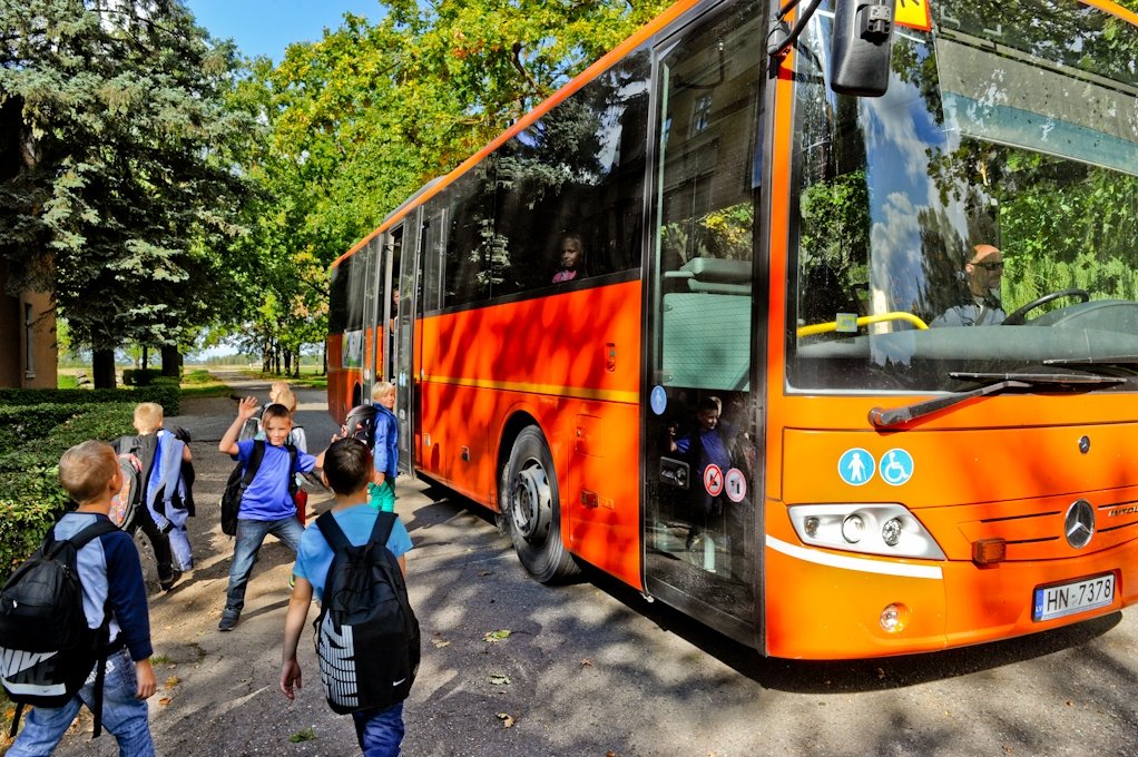 Jelgavas un Ozolnieku novadā uz skolu un mājup ik dienu tiek pārvadāti vairāk nekā trīs tūkstoši skolēnu