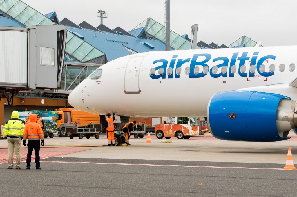 FOTO: airBaltic ar Bombardier CS300 lidmašīnu viesojas Tallinā