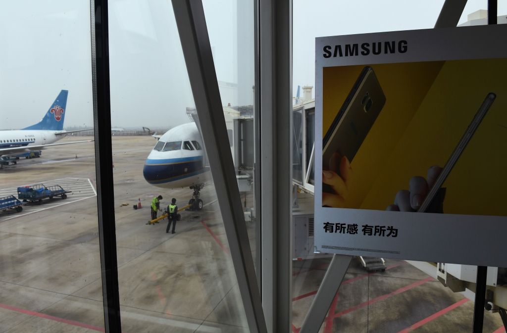 Papildināta - ASV dūmojoša Samsung telefona dēļ evakuē pasažieru lidmašīnu