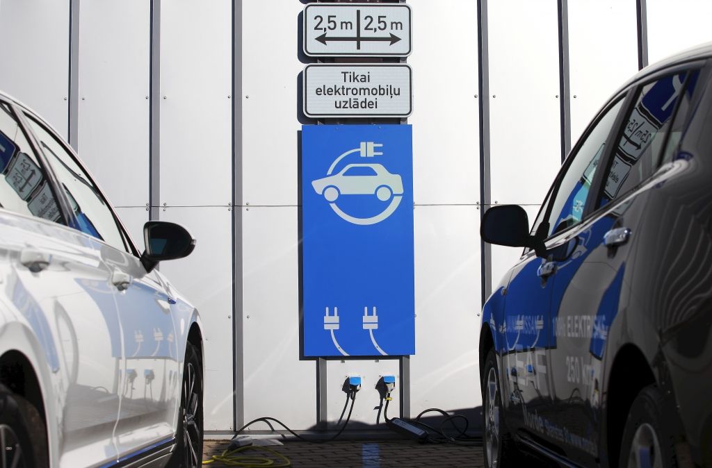 FOTO: Elektromobiļu uzlādes vieta Ķīpsalā