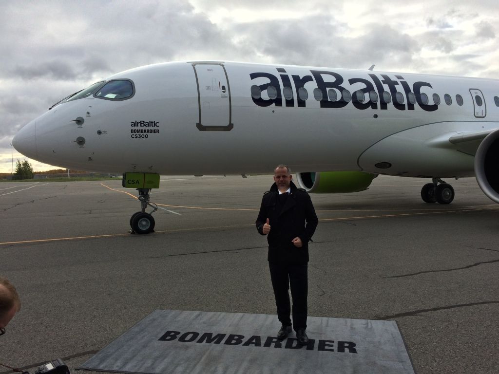FOTO: Bombardier izrāda AirBaltic CS300 lidmašīnu
