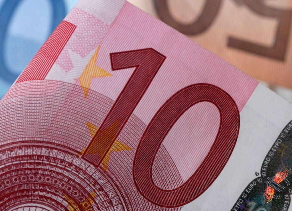 Valdība atbalsta minimālās algas palielināšanu līdz 380 eiro