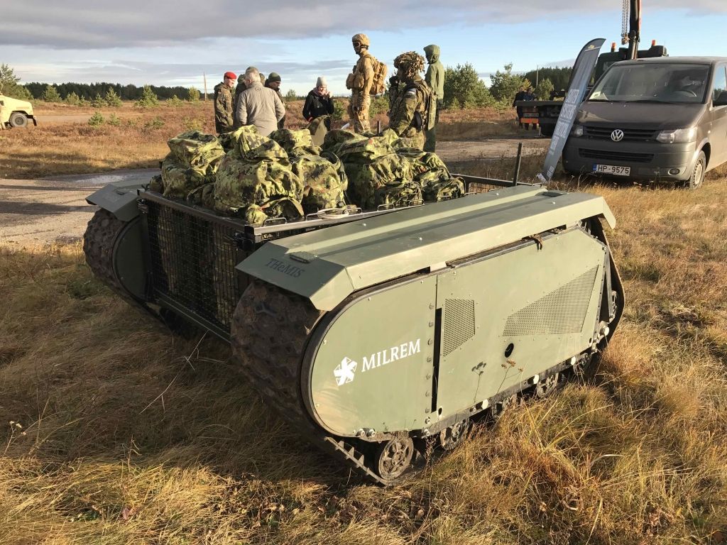 Igauņi demonstrē militāro bezpilota sauszemes transporta līdzekli