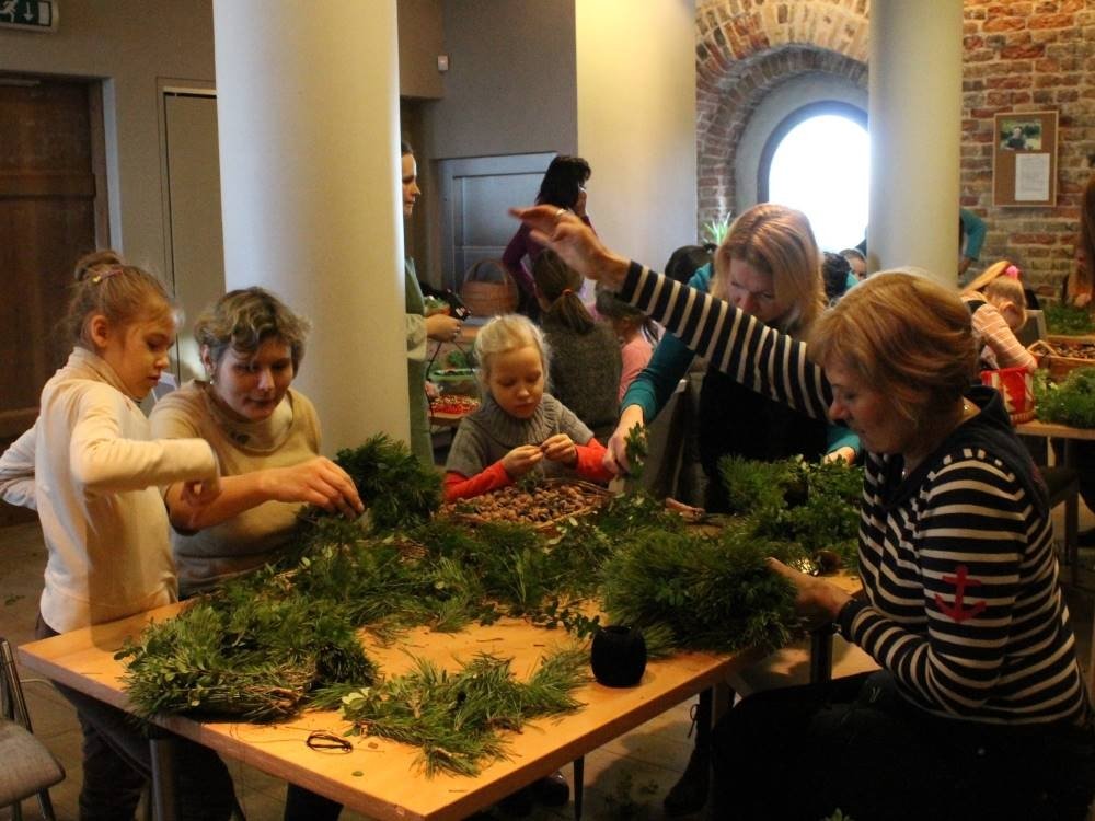 Radošajā nodarbībā darinās Adventes vainagus (FOTO)