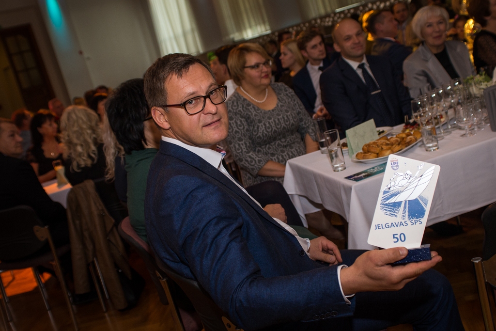 Peldēšanas skolai novēl daudz baltu dieniņu un jaunu peldbaseinu