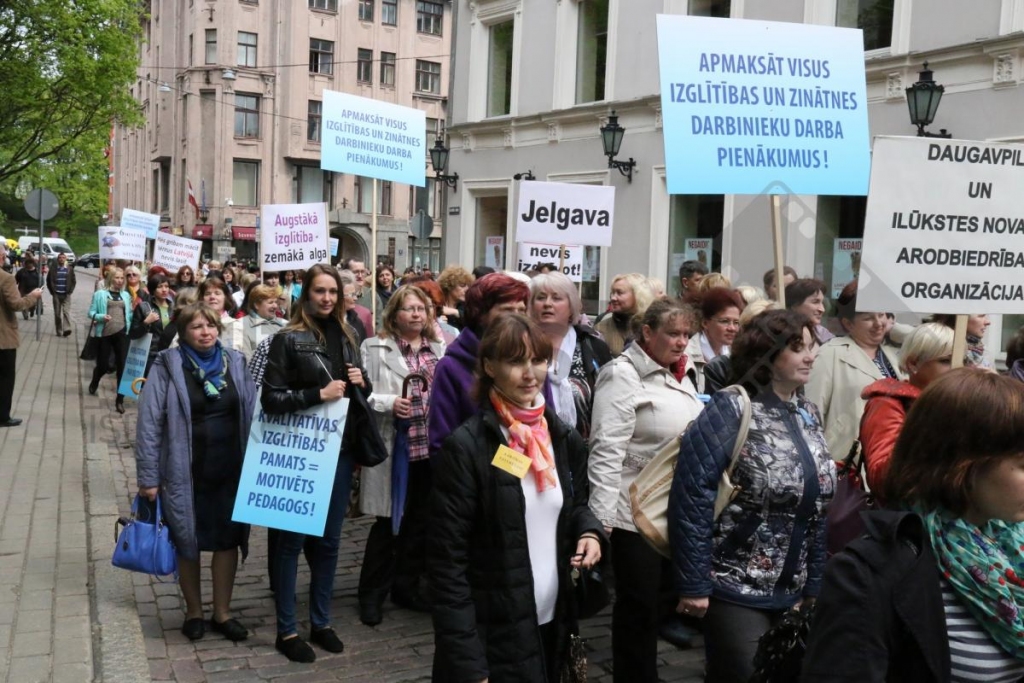 Piketā pie Saeimas aptuveni 2500 pedagogu pieprasīs algu palielinājumu