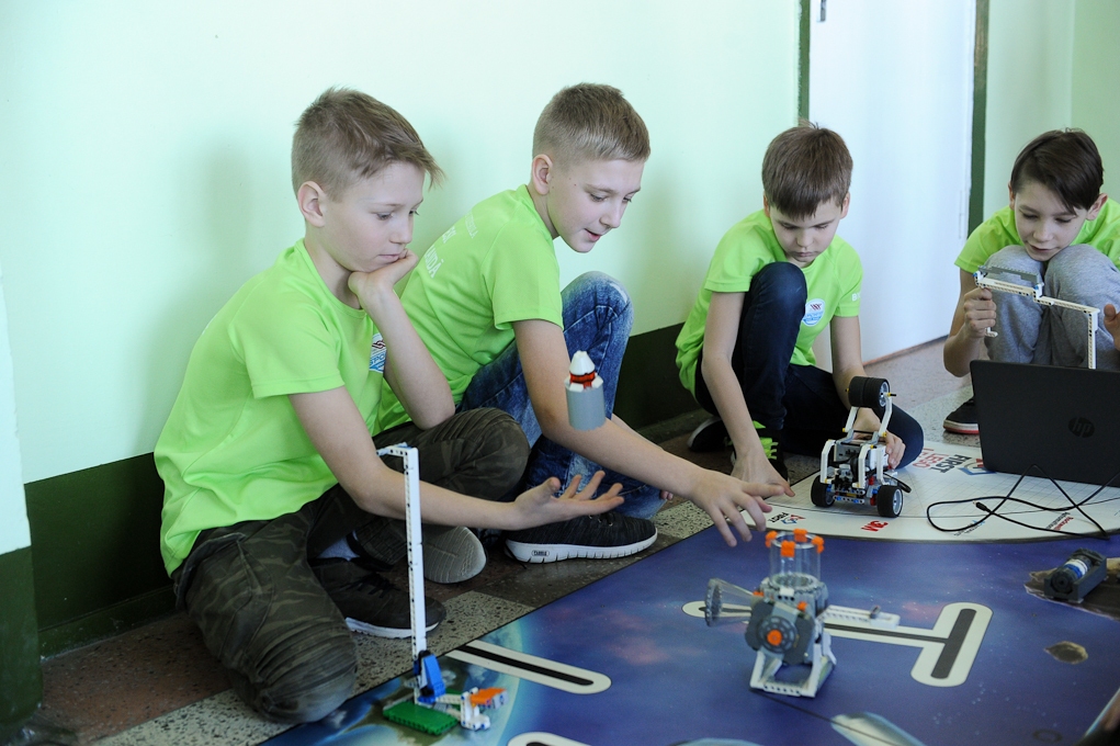 Jelgavas 4. sākumskolā notiek robotikas sacensību “First Lego League” pusfināls (FOTO)