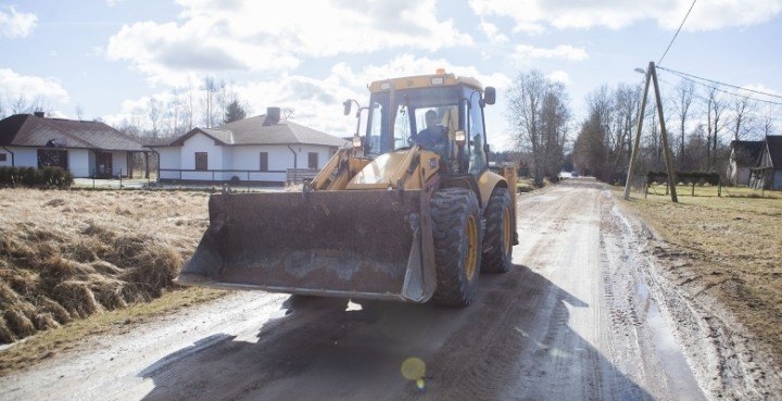 Jelgavā turpinās ielu greiderēšanas darbi