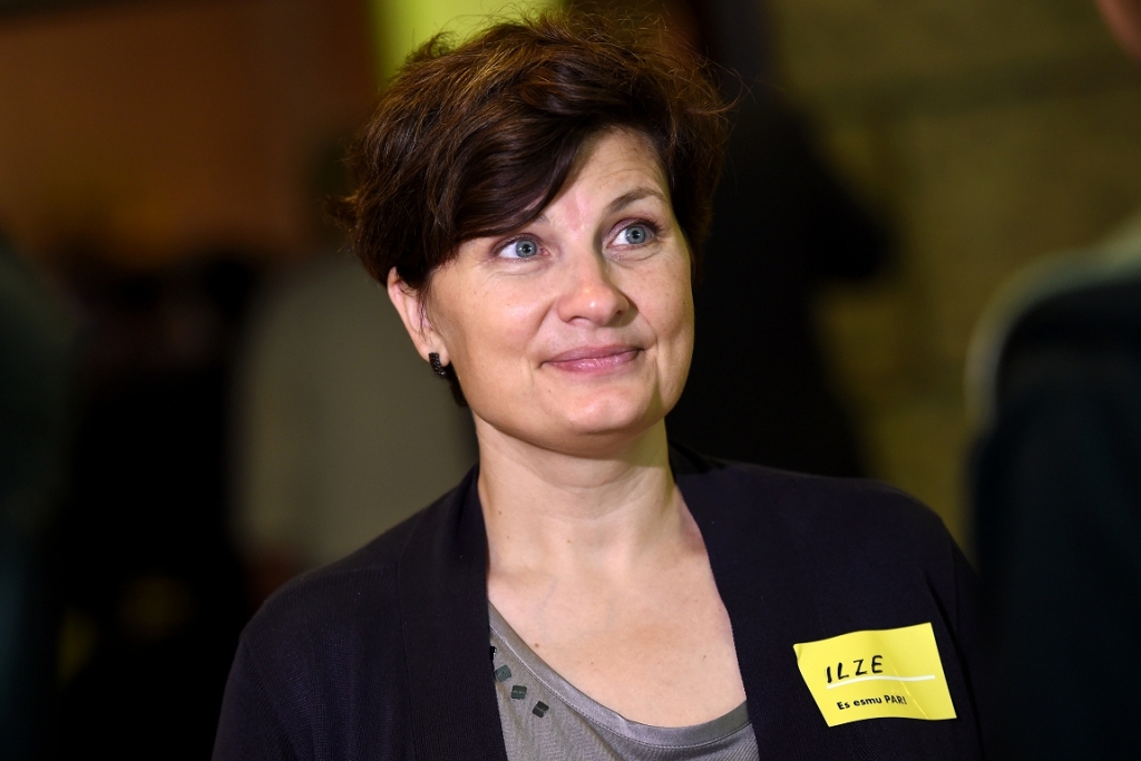 Atbalsta veselības ministres priekšlikumu likvidēt divu grozu veselības aprūpes sistēmu un to aizstāt ar vienotu veselības pakalpojuma klāstu