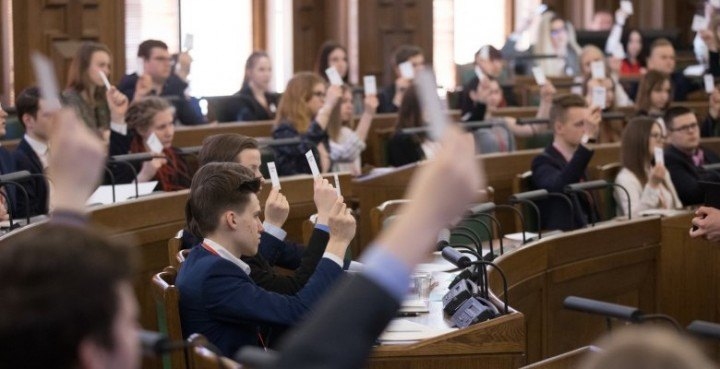 Jauniešu Saeimā ievēlēti seši Jelgavas skolēni