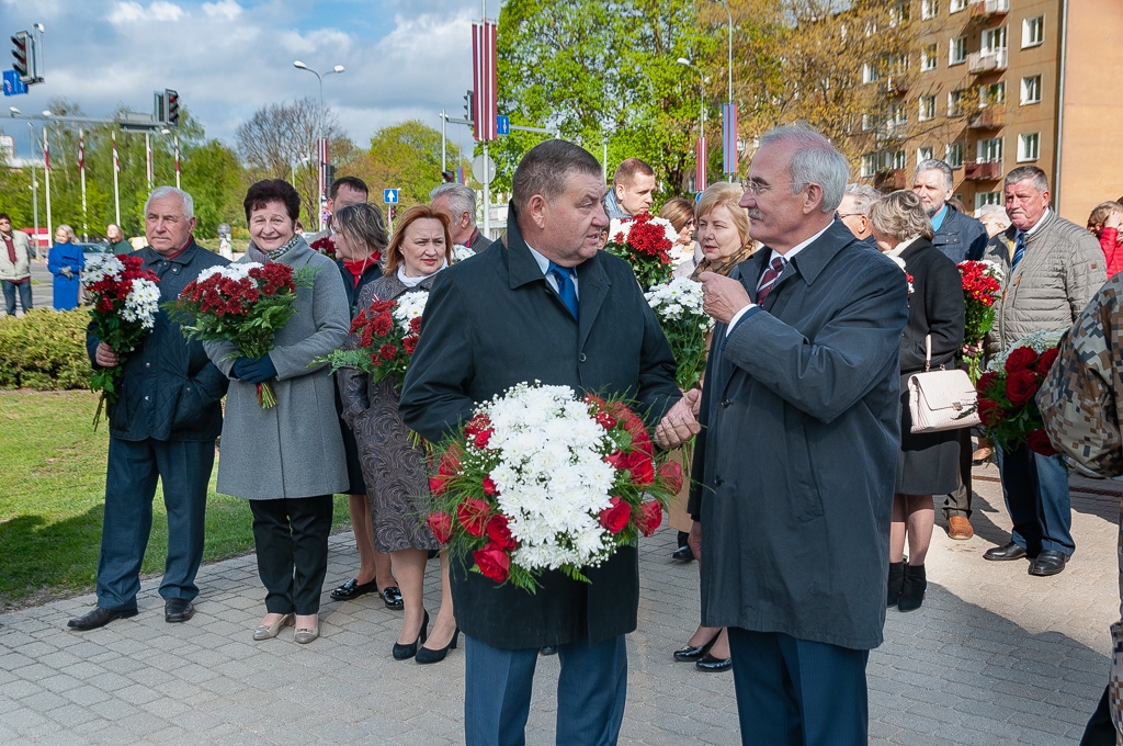 Ziedu nolikšana pie Jāņa Čakstes pieminekļa Jelgavā (FOTO)