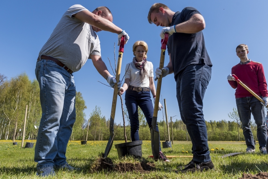 Saeimas deputāti un darbinieki ikgadējā pavasara talkā saposīs Jāņa Čakstes dzimtas māju apkārtni