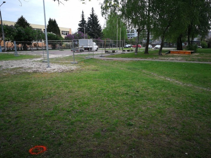 Jelgavā, Satiksmes ielā sāk izbūvēt bērnu rotaļu laukumu