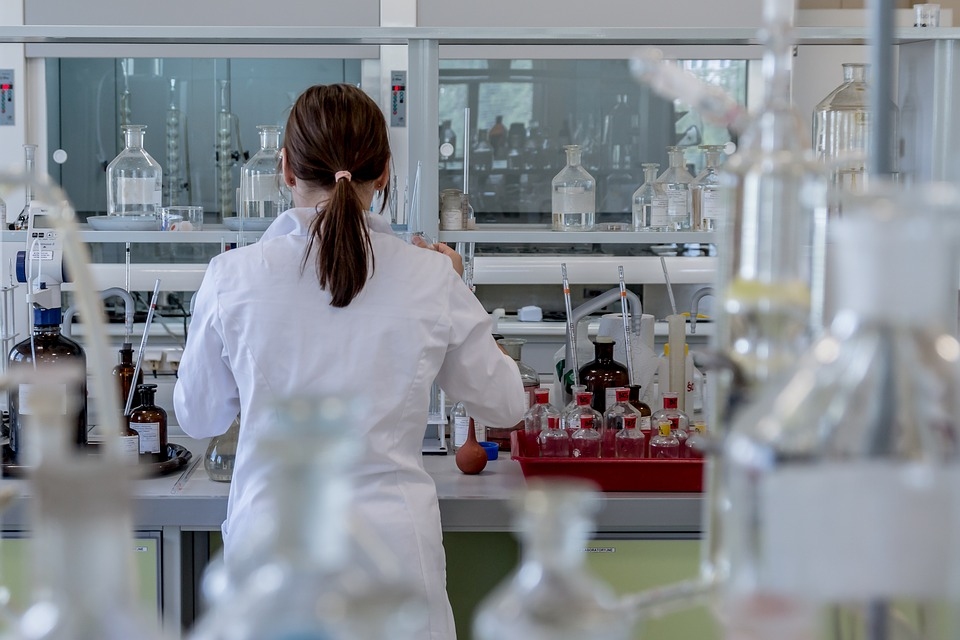 Piedāvā iespēju bez maksas apgūt farmaceita asistenta profesiju