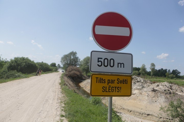 Demontē tiltu pār Svētes upi Būriņu ceļā