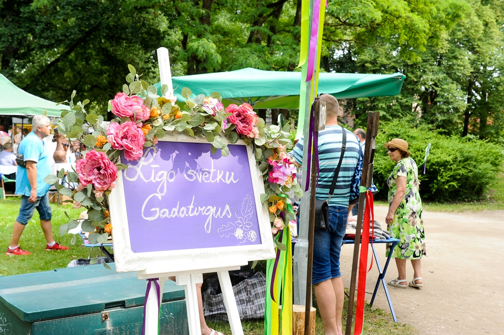 Jelgavā, Raiņa parkā pulcē Līgo svētku gadatirgus (FOTO)