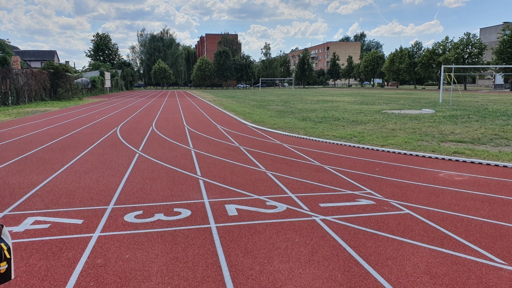 Noslēdzas sporta stadiona pārbūves darbi Jelgavas Tehnoloģiju vidusskolā