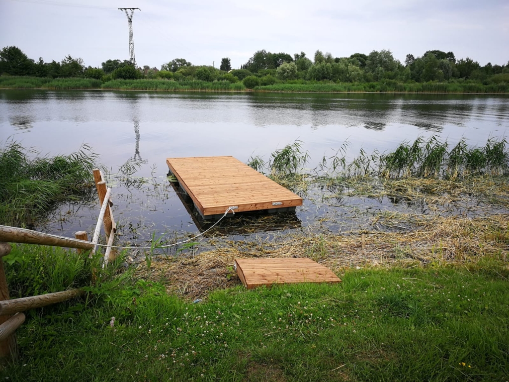 Jelgavā, Lielupes krastā pie skatu torņa tiek uzstādītas pontonu laipas