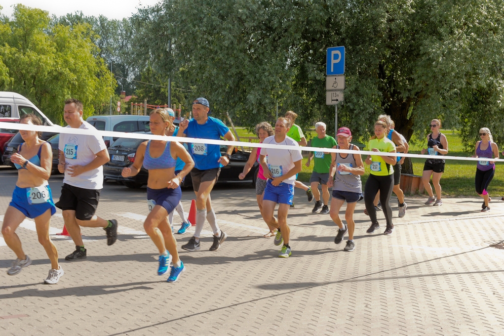 Vasaras tveicē tiekas skrējienā “Ielūdz Ozolnieki” (FOTO)