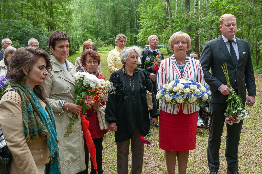 Jelgavā piemin holokausta traģēdiju (FOTO)