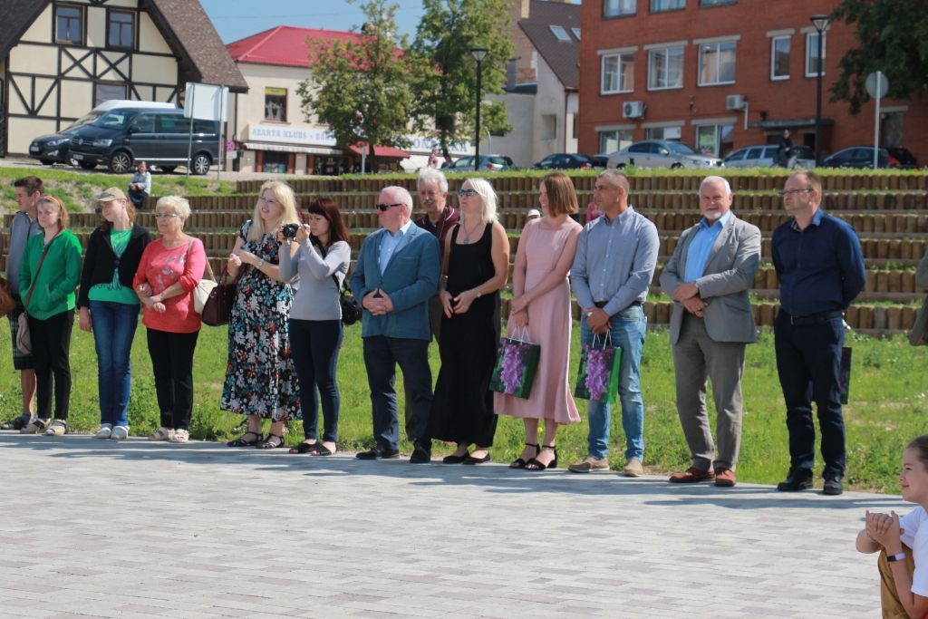 Dobelē atklāj labiekārtoto Bērzes upes kreiso krastu un pārbūvēto Skolas un Upes ielu (FOTO)