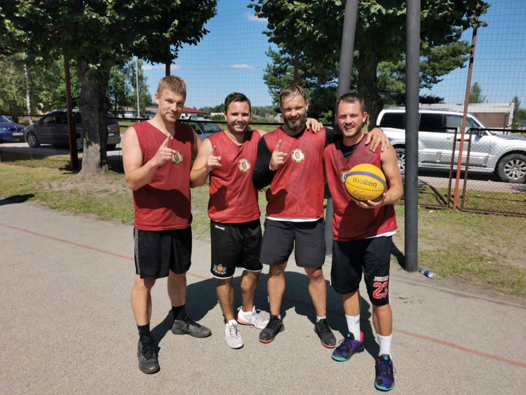 "Miķeļa alus darītava" triumfē Ozolnieku 3x3 basketbola turnīrā (FOTO)