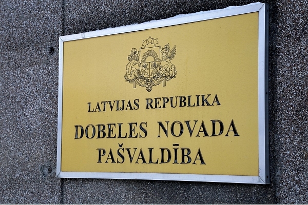 Dobeles pašvaldība neesot konstatējusi, ka "Igate" būtu ieguvusi vairāk pasūtījumu