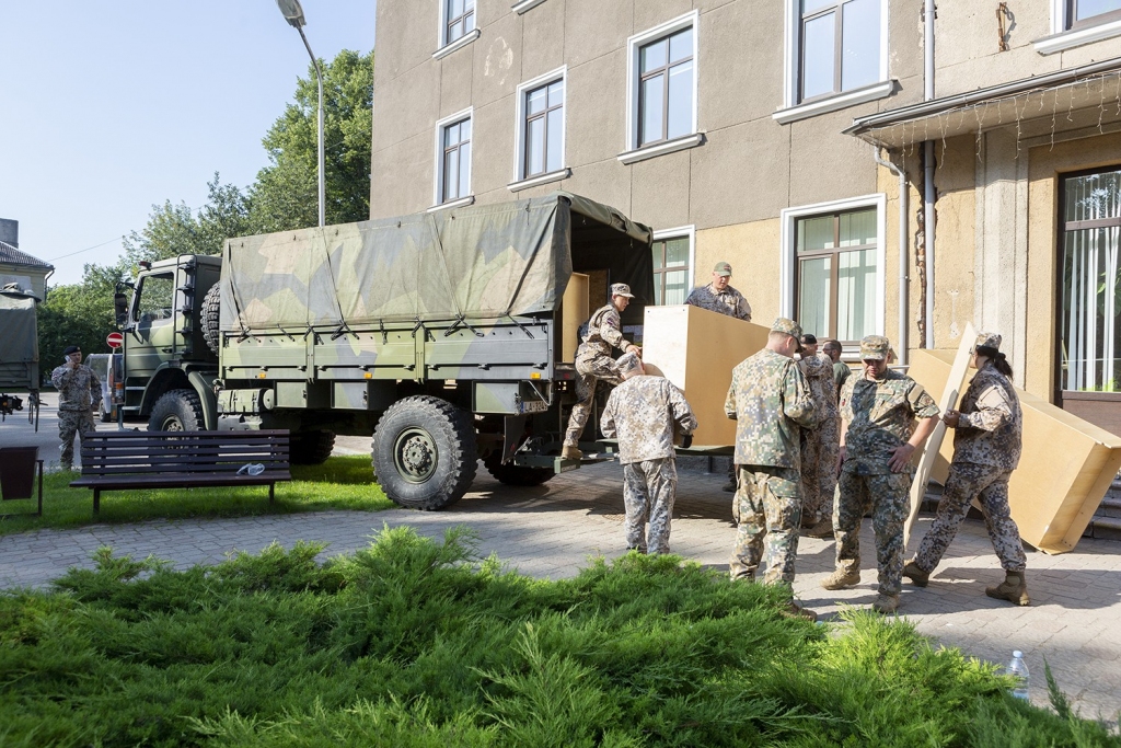 Karavīri un zemessargi palīdz pārcelties Jelgavas skolām