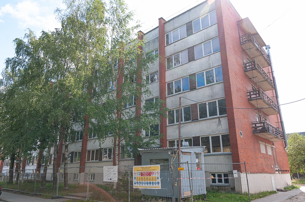 Par līguma laušanu ar īres nama būvnieku Jelgavas pašvaldībai jāsamaksā 124 000 eiro sods (FOTO)